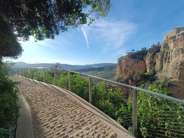 Safe path with spectacular view. Photo © Karethe Linaae